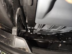 How do I remove the Britax Römer Dualfix M i-Size car seat?