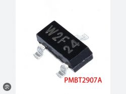 Tranzystor w obudowie SOT-23 z oznaczeniem W2F i napisem PMBT2907A.