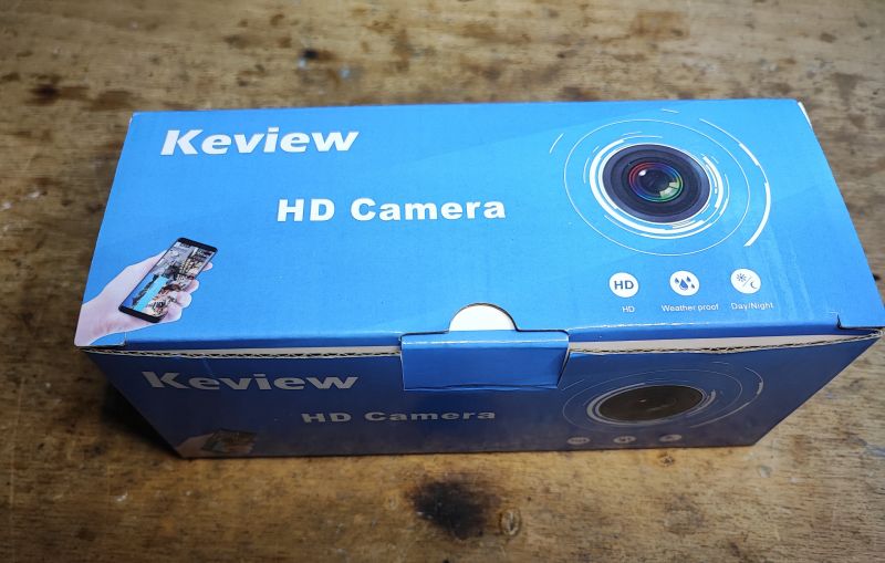 Pudełko kamery Keview HS400Z6-P na drewnianym stole