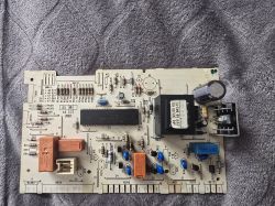 Płytka programatora zmywarki z widocznymi podzespołami elektronicznymi i oznaczeniami