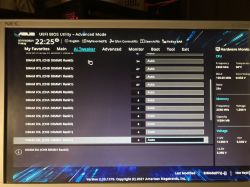 Ekran BIOS z ustawieniami pamięci na komputerze ASUS.