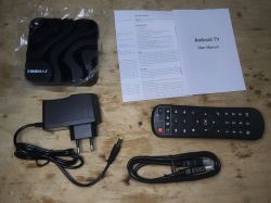 Kompletny zestaw Android TV Box T95MAX: urządzenie, zasilacz, pilot, kabel HDMI oraz instrukcje obsługi.