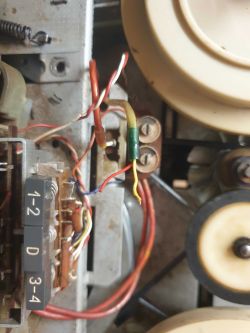 Wnętrze magnetofonu ZRK 140 z widocznymi kablami i mechanizmem.