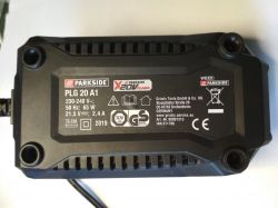 Ładowarka Parkside PLG 20 A1 z nadrukowanymi danymi technicznymi.