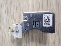 Laserowy mechanizm optyczny RAF3332AC z metalową i plastikową obudową leży na drewnianej powierzchni.