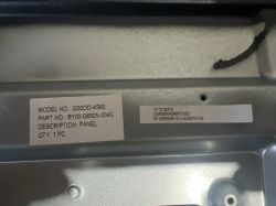 Etiketten mit Modell- und Teilenummern auf einem Metallpanel eines Geräts