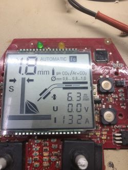 Wyświetlacz urządzenia elektronicznego pokazujący różne parametry