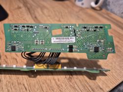 Obwód drukowany z lampy tylnej Audi A6 C7 z widocznymi elementami elektronicznymi, w tym tranzystorami.