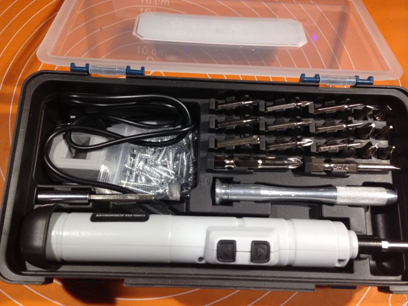 Zestaw wkrętaka elektrycznego z akcesoriami w skrzynce