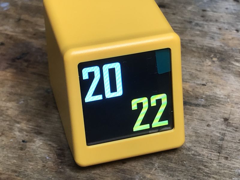 Gelbes Gadget mit Display Gelbes Gadget mit digitalem Display, das die Zahlen 20 und 22 zeigt.