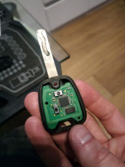 Klucz samochodowy Peugeot 307 SW z widoczną płytką elektroniczną wewnątrz.