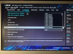 Zrzut ekranu z BIOS UEFI w trybie zaawansowanym na płycie ASUS.