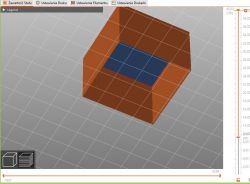 Widok modelu 3D na ekranie komputera w programie do druku 3D, przedstawiający obiekt z pomarańczowym obrysem i niebieską podstawą.