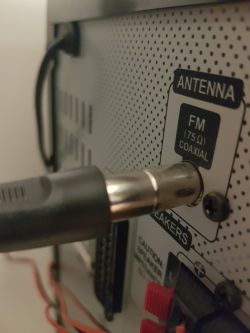 Jak podłączyć antenę zewnętrzną do wieży o tym samym wtyku?