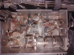Wnętrze radia Unitra Diora Amator 2B stereo z widocznymi podzespołami elektronicznymi.