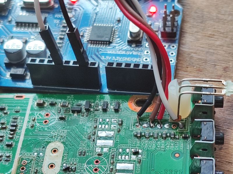 Zbliżenie na podłączenie kabli w projekcie Arduino