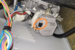 Bosch SMV69M40EU - Podłączenie przewodów do wtyczki pompogrzałki