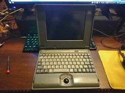Stary laptop znaleziony na ulicy - potrzebna dokładniejsza specyfikacja.