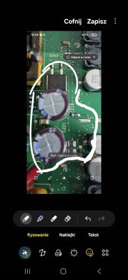 Zrzut ekranu z fotografią płytki PCB i białym obrysem zaznaczającym obszar przy kondensatorach