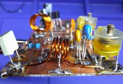 Cewka z drutu emaliowanego zamontowana na płytce PCB z elementami elektronicznymi