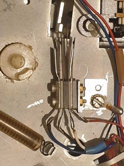 Detale mechanizmu magnetofonu ZRK 140 z widocznymi kablami i komponentami.