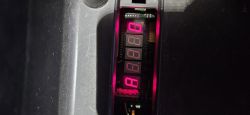 Czterocyfrowy wyświetlacz LED we wnętrzu urządzenia elektronicznego