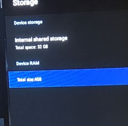Ekran ustawień urządzenia TV Box pokazujący 32 GB pamięci wewnętrznej i 4 GB pamięci RAM.
