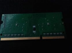 Pamięć RAM Samsung z widocznymi elementami elektronicznymi na zielonej płytce.