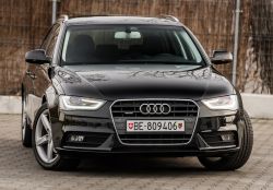 Czarny samochód Audi B8 z USA na parkingu.