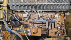 Wnętrze końcówki mocy NAD 2150 z widoczną płytką PCB i modyfikacjami