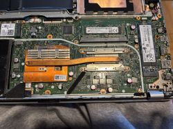 Płyta główna laptopa ASUS R564U z widocznymi układami chłodzenia i złączami M.2