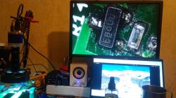 Stanowisko lutownicze z mikroskopem i monitorem pokazującym zbliżenie płytki PCB.