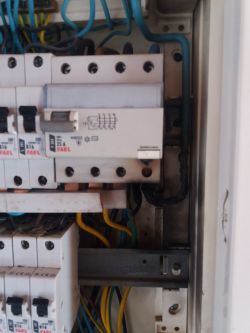 Why it is "not allowed" to use 3-phase differentials in 1-phase instal