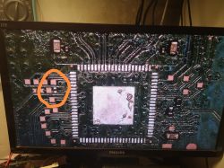 Playstation 4 Slim - poszukiwany kondensator SMD na płycie SAE003 obok skalera obrazu