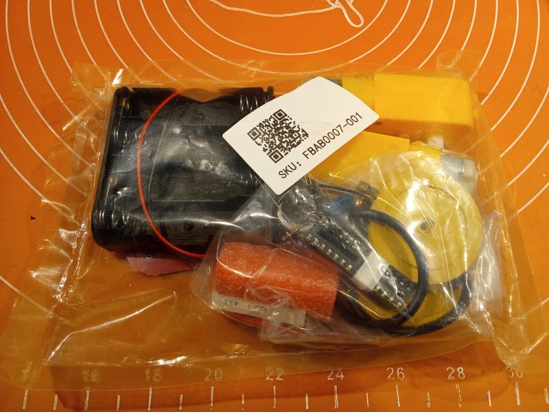 Zestaw części elektronicznych w przezroczystej torebce.