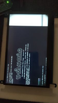 Ekran dotykowy LCD IPS 7'' wyświetlający tekst z błędami graficznymi.