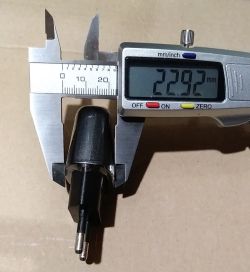 Kaloszowa ładowarka USB mierzona suwmiarką elektroniczną, wynik 22,92 mm