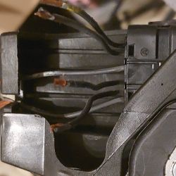 Zbliżenie na wnętrze siłownika samochodowego z widocznymi przewodami.