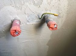 Plastikowe instalacje wodno-kanalizacyjne, a połączenie wyrównawcze.
