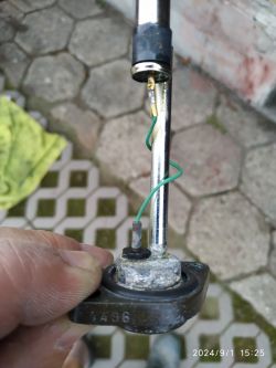 Detail czujnika poziomu paliwa z Aprili Pegaso 650 trzymany w ręce.