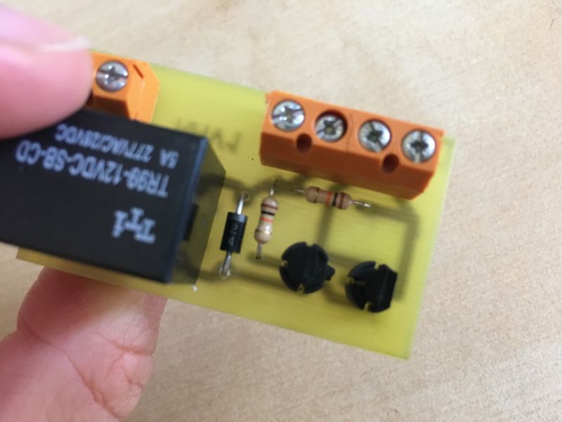 Jak zidentyfikować i zmontować moduł RVH1 relay?