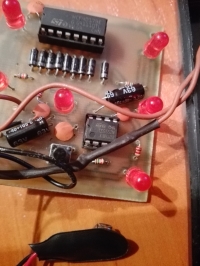 Elektroniczna kostka do gry.