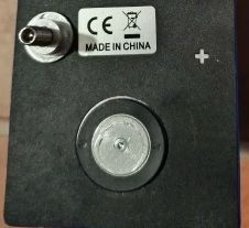 Widok na uszkodzony konektor na urządzeniu z oznaczeniem Made in China.