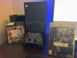 Konsola Xbox Series X Halo Infinite Limited Edition z padem i dwiema grami.