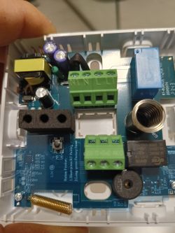 Obwód elektroniczny z miejscem na podłączenie przewodów w zielonych złączkach.