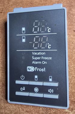 Panel sterowania lodówki z wyświetlaczem temperatury i przyciskami, napis „No Frost”