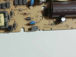 Zdjęcie płyty zasilacza PS3 slim EADP-220BP z brakującymi kondensatorami.