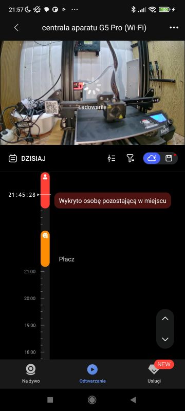 Drukarka 3D Ender na stole, ekran z aplikacji monitoringu z alertem obecności