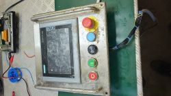 Zużyty panel sterowania Siemens SIMATIC HMI z przyciskami.