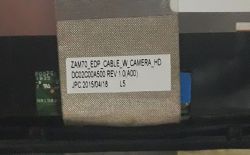Zbliżenie etykiety na taśmie sygnałowej z oznaczeniem ZAM70_EDP_CABLE_W_CAMERA_HD
